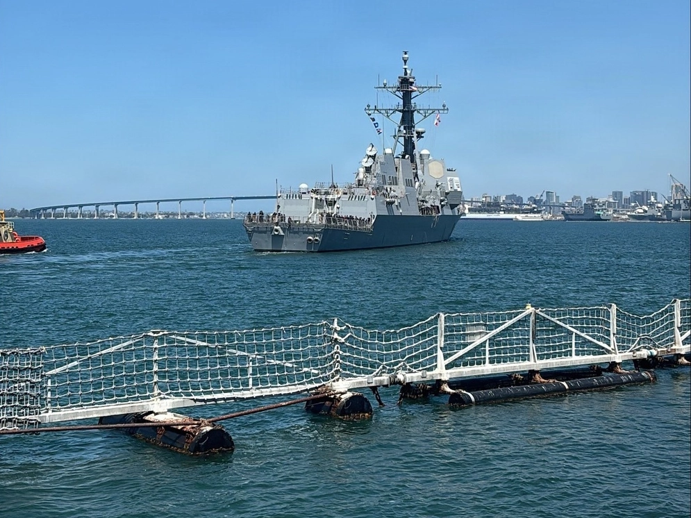USS Chung-Hoon (DDG-93) departs Naval Base San Diego for sea trials on April 20.